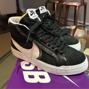 Nike SB Zoom Blazer Mid premium plus Women's shoes, size 8, Black/White
